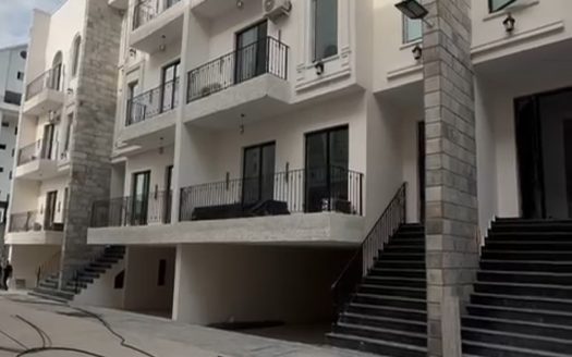 ULTRA-MODERN 4 BEDROOM TOWNHOUSE