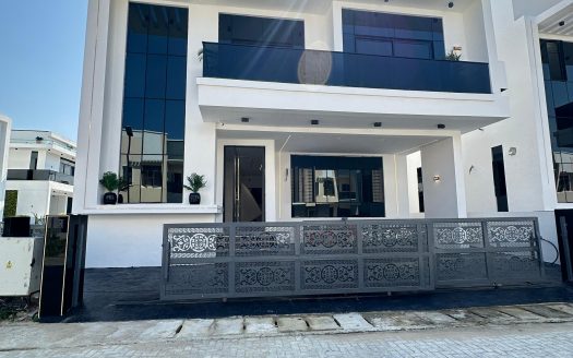 Luxury 5 Bdrm Fully Detached Home