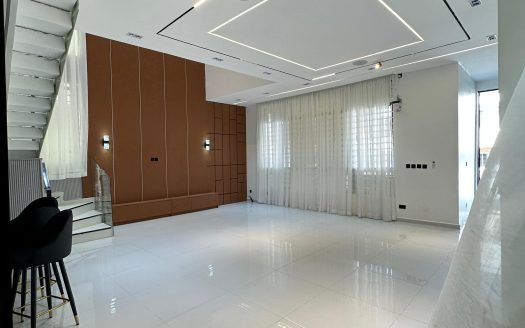Luxury 5 Bdrm Fully Detached Home