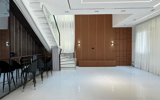 Luxury 5 Bdrm Fully Detached Home