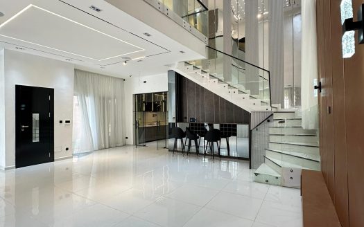 Luxury 5 Bdrm Fully Detached Home