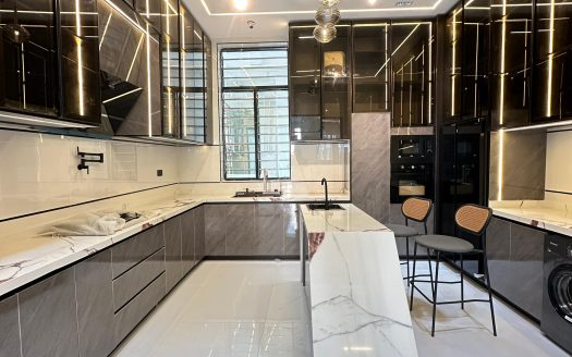 Luxury 5 Bdrm Fully Detached Home