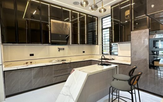 Luxury 5 Bdrm Fully Detached Home