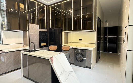 Luxury 5 Bdrm Fully Detached Home