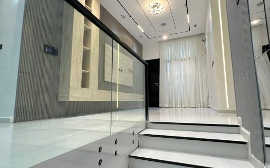 Luxury 5 Bdrm Fully Detached Home