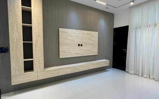 Luxury 5 Bdrm Fully Detached Home