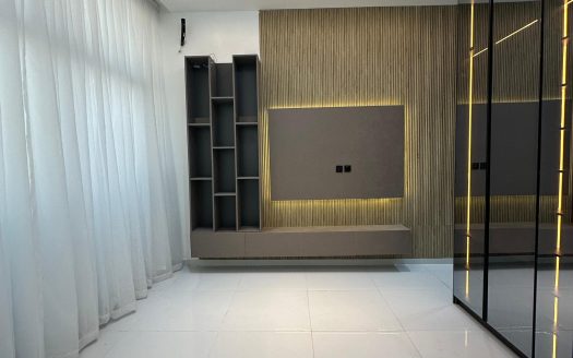 Luxury 5 Bdrm Fully Detached Home