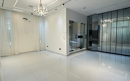 Luxury 5 Bdrm Fully Detached Home