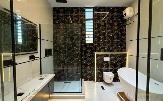 Luxury 5 Bdrm Fully Detached Home