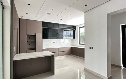 Luxury 6 Bedroom Detached Home