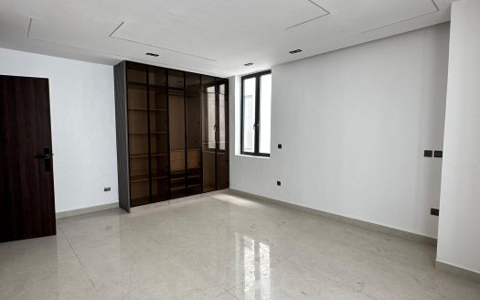 Luxury 6 Bedroom Detached Home