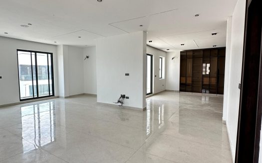 Luxury 6 Bedroom Detached Home