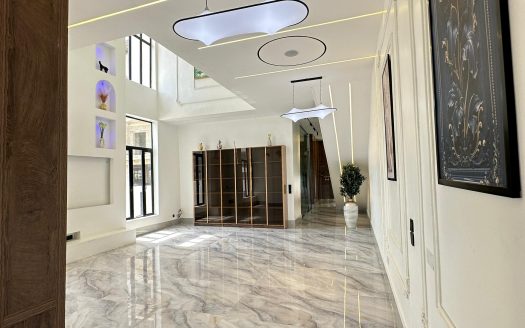 Luxury 5 Bedroom Semi-Detached