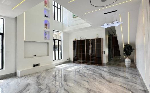 Luxury 5 Bedroom Semi-Detached