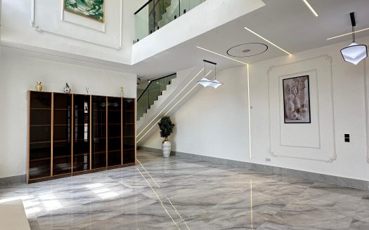 Luxury 5 Bedroom Semi-Detached