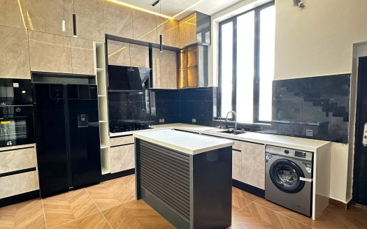 Luxury 5 Bedroom Semi-Detached