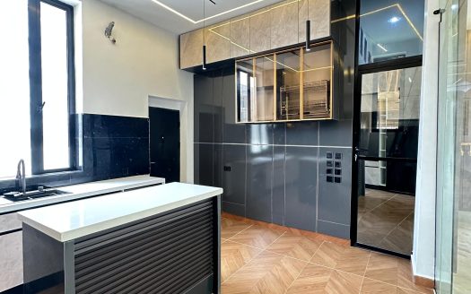 Luxury 5 Bedroom Semi-Detached