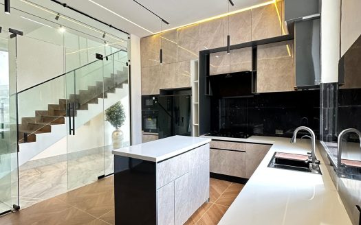 Luxury 5 Bedroom Semi-Detached