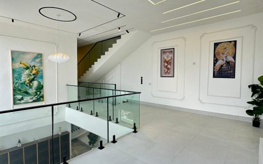 Luxury 5 Bedroom Semi-Detached