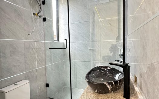Luxury 5 Bedroom Semi-Detached
