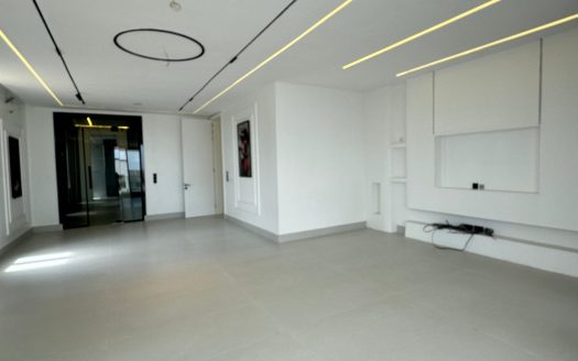 Luxury 5 Bedroom Semi-Detached