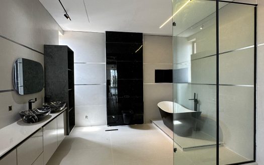 Luxury 5 Bedroom Semi-Detached