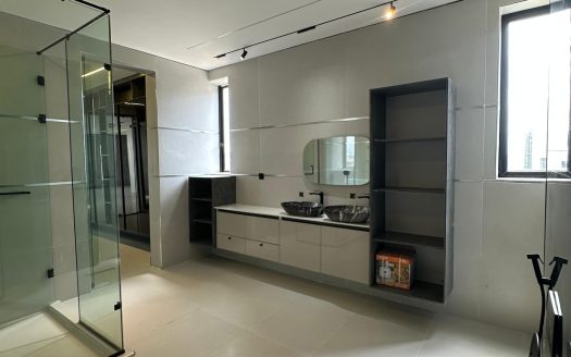 Luxury 5 Bedroom Semi-Detached