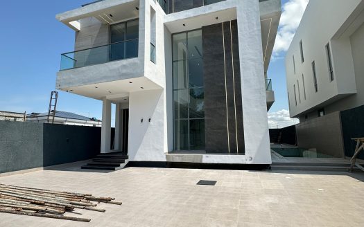 Luxury 5 Bedroom Detached Home