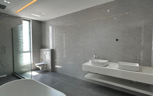 Luxury 5 Bedroom Detached Home