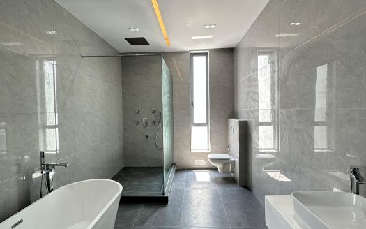 Luxury 5 Bedroom Detached Home