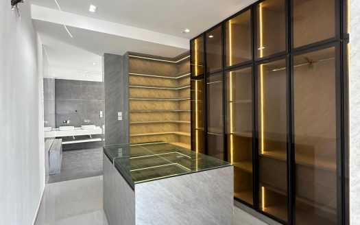 Luxury 5 Bedroom Detached Home