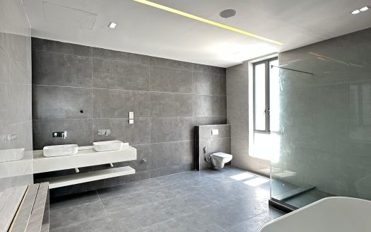 Luxury 5 Bedroom Detached Home