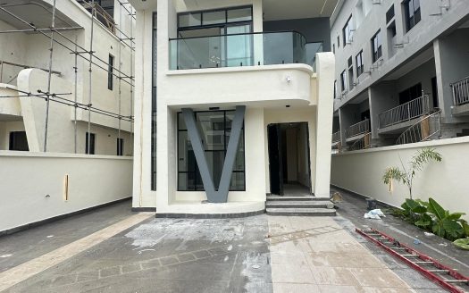 Luxury 5 Bedroom Detached Home