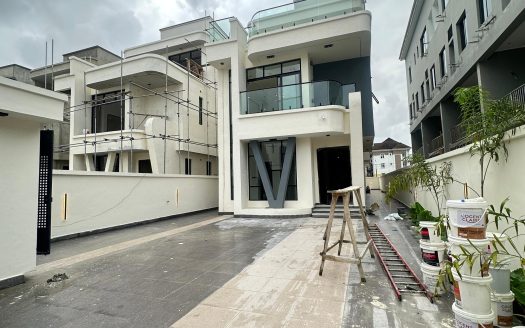 Luxury 5 Bedroom Detached Home