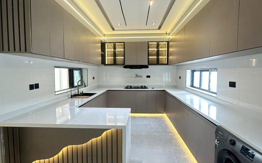 Luxury 5 Bedroom Detached Home