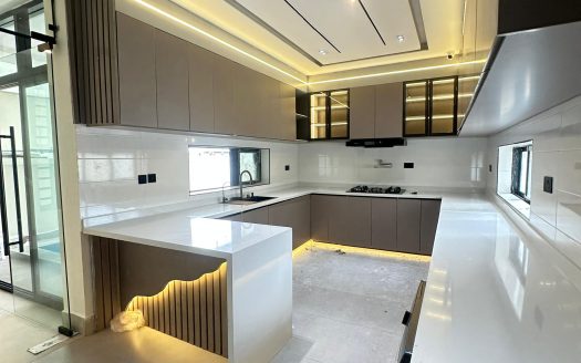 Luxury 5 Bedroom Detached Home