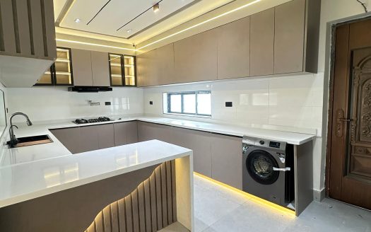 Luxury 5 Bedroom Detached Home