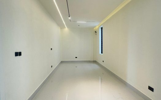 Luxury 5 Bedroom Detached Home
