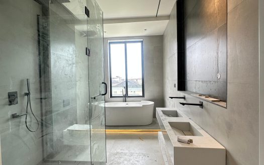 Luxury 5 Bedroom Detached Home