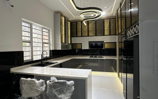 Luxury 5 Bedroom Detached Home