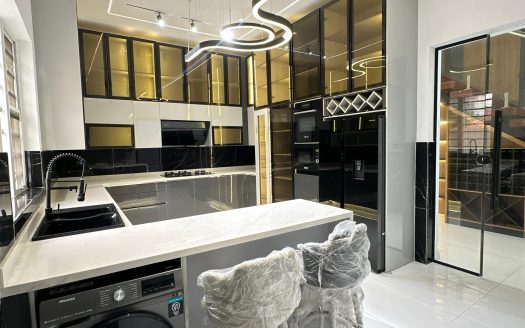 Luxury 5 Bedroom Detached Home