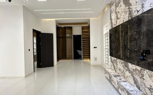 Luxury 5 Bedroom Detached Home