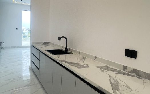 Luxurious 5 Bedroom Semi Detached Duplex