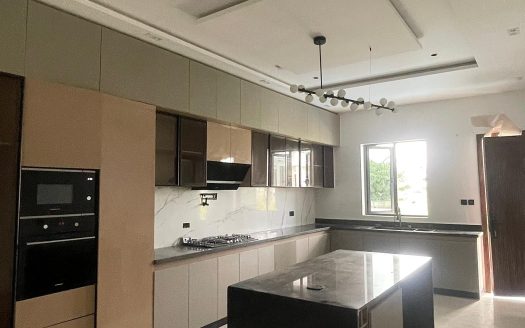 Well Built 5 Bedroom Semi Detached Duplex