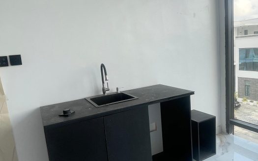 Well Built 5 Bedroom Semi Detached Duplex