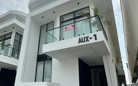 Luxurious 5 Bedroom Detached Duplex + Electric Car Charging Port