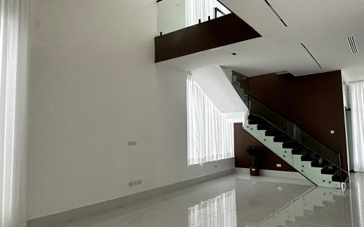 Luxurious 5 Bedroom Detached Duplex + Electric Car Charging Port