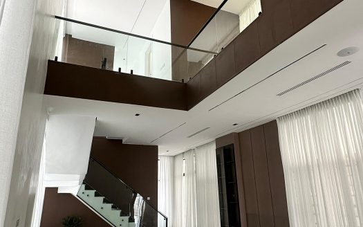 Luxurious 5 Bedroom Detached Duplex + Electric Car Charging Port