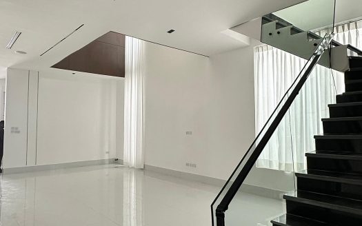Luxurious 5 Bedroom Detached Duplex + Electric Car Charging Port