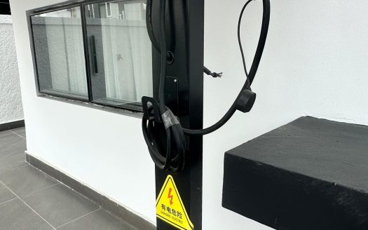 Luxurious 5 Bedroom Detached Duplex + Electric Car Charging Port